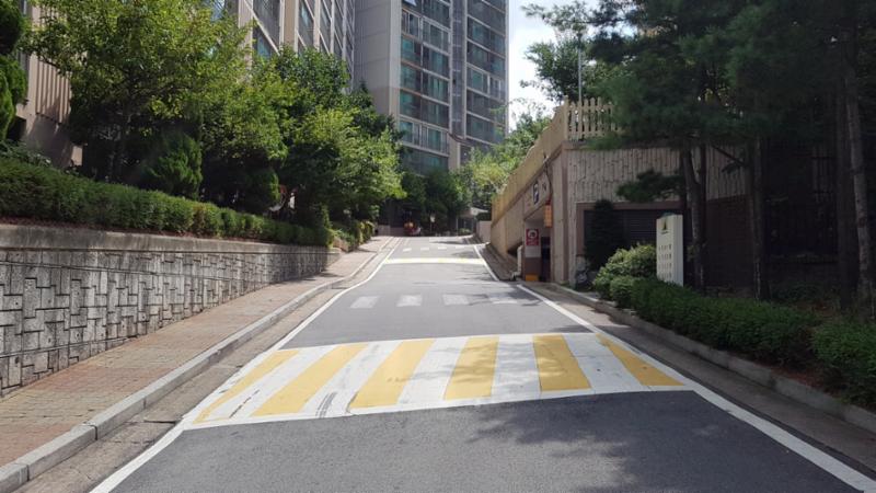 단지를 관통하여 이어져 있는 단지 내 도로에요