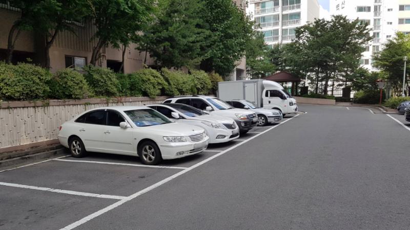 넉넉한 주차공간을 갖춘 지상주차장이에요