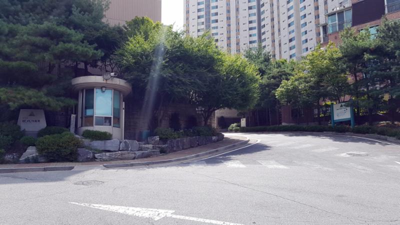 문화촌현대아파트 정문이에요