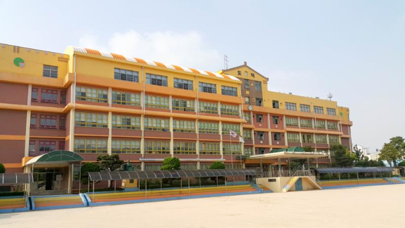 단지 주변으로 도덕초등학교가 있습니다