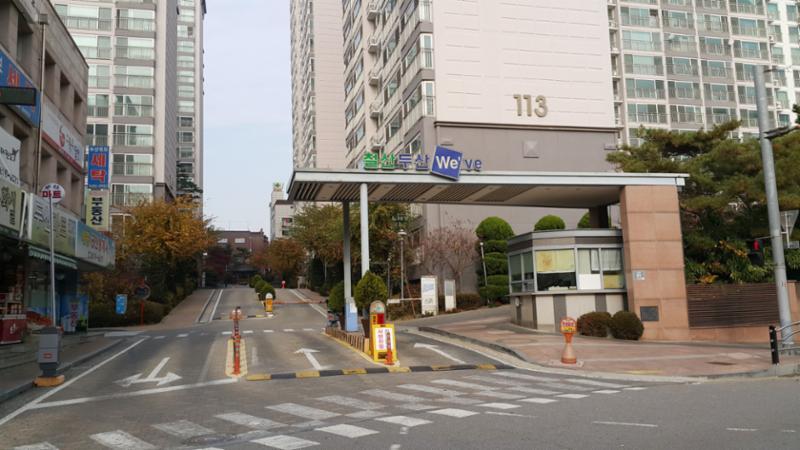 두산위브의 정문이에요