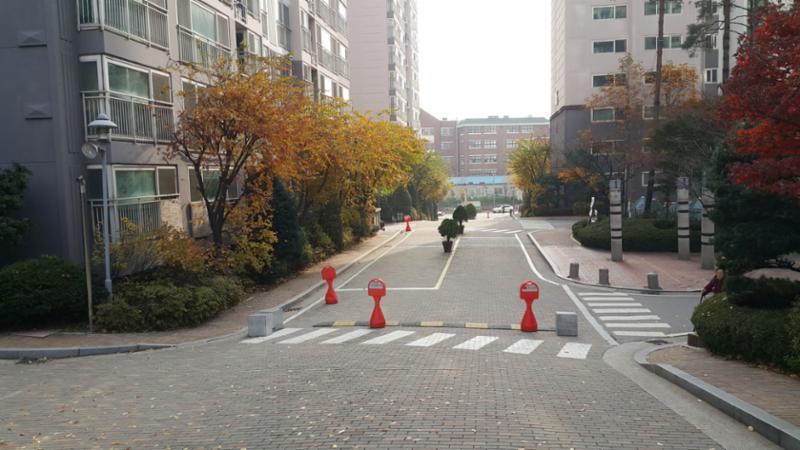 단지를 관통하여 이어져 있는 단지 내 도로 입니다
