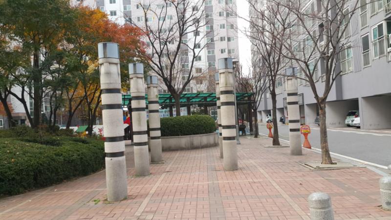 단지 곳곳에 잘 관리된 화단과 다양한 조형물이 갖춰져 있어 보는 재미가 있는 단지 전경이에요