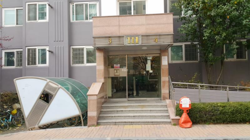 두산위브 아파트 1층 현관이에요