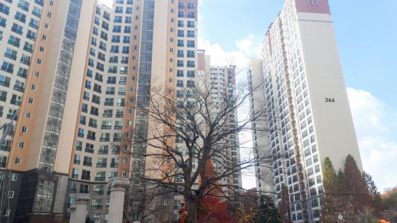 각 층마다 색을 달리해 전체적으로 화사하면서도 세련된 외관을 선보이는 단지 전경이에요