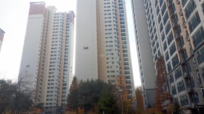 동탄시범다은마을월드메르디앙반도유보라 아파트의 깔끔하고 세련된 전경 사진이에요