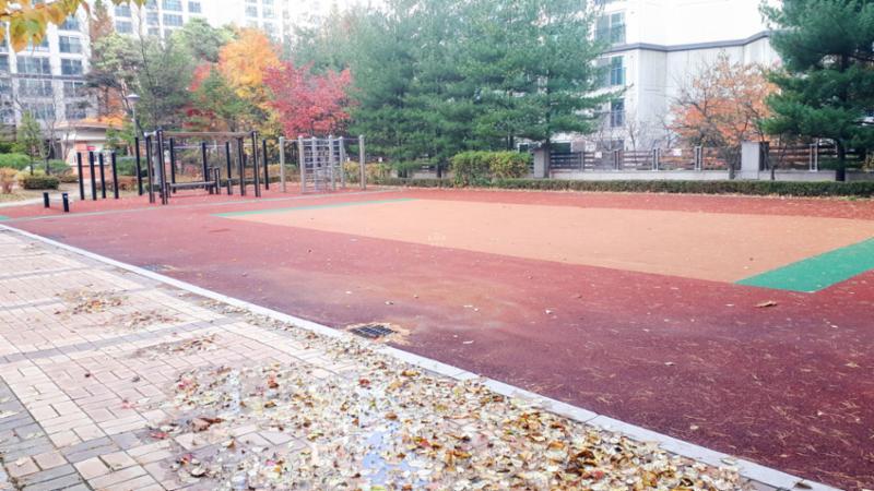 동탄시범다은마을월드메르디앙반도유보라 아파트  단지 내 운동 공간입니다