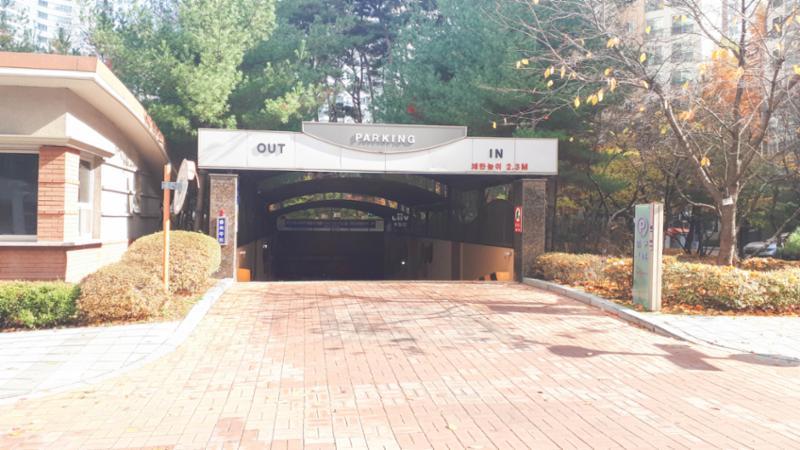 주차장으로 출입하는 도로 모습이에요