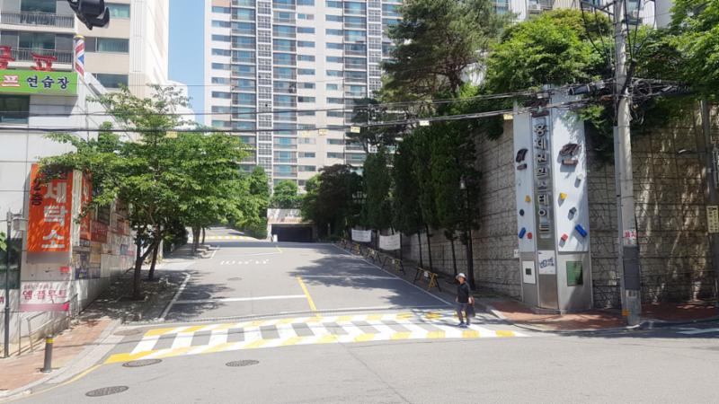 홍제원현대아파트 정문이에요