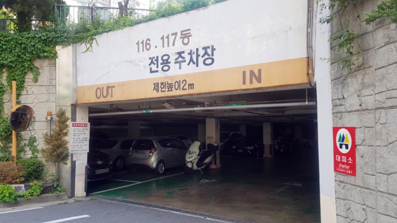 입주민들의 안전을 위해 지하로 연결되는 지하주차장 출입구에요