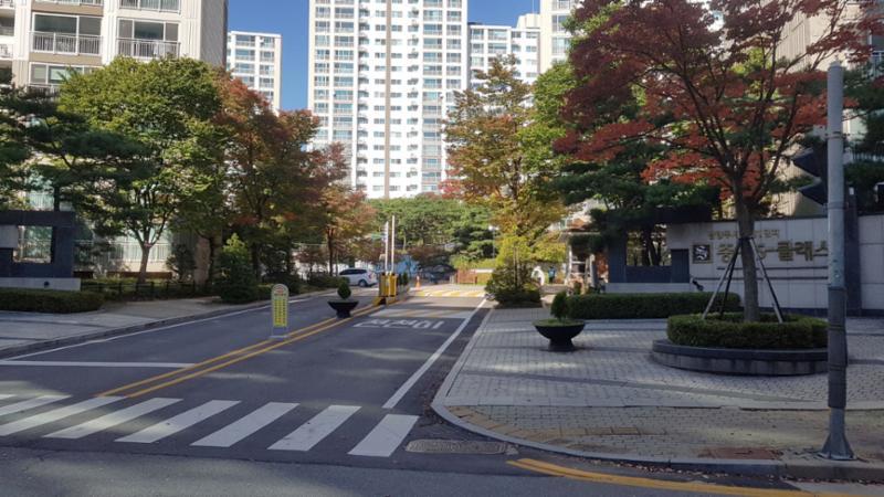 단지 정문이에요