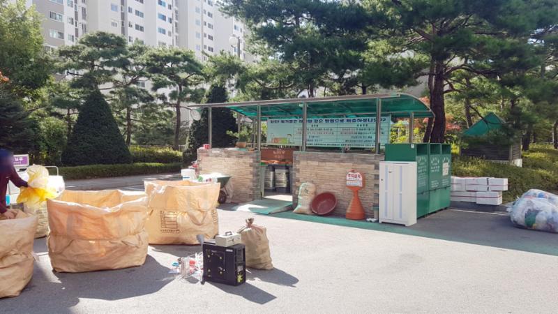 입주민들의 생활편의를 위하여 재활용 분리수거장을 야외에 별도로 설치하여 편의를 높였으며, 단지를 깨끗하게 관리할 수 있어요