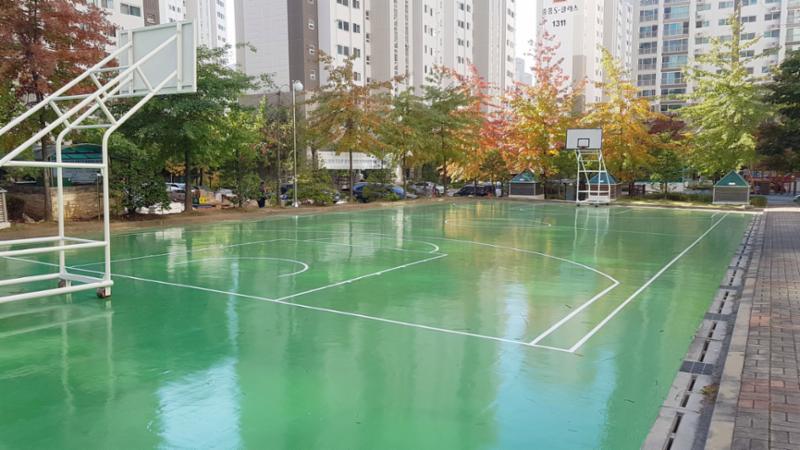농구대가 설치된 단지 내 체육시설입니다