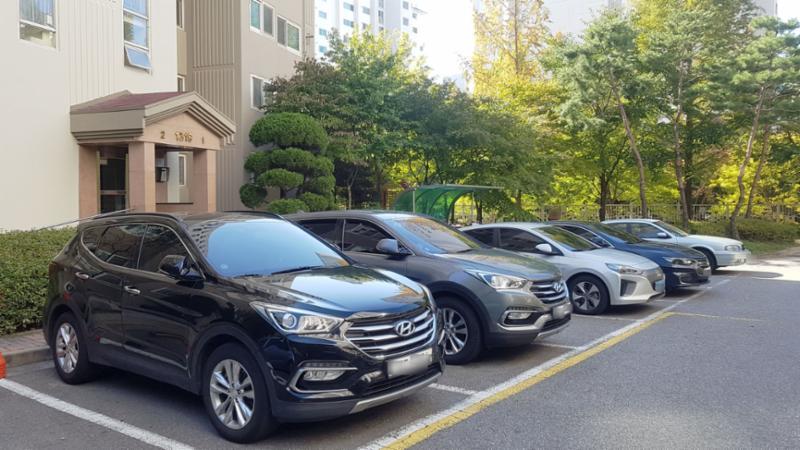 단지 현관 곳곳마다 지상 주차장이 마련되어 있고 넓이 또한 넉넉하여 차량간의 불편사항이 없으며 도로와 인접해 정문이나 후문으로 이동이 편해집니다