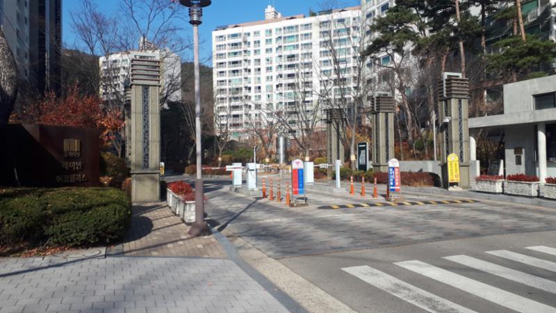 고급스러운 디자인으로 시공된 정문이에요