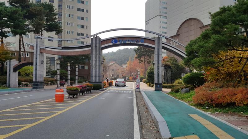 독특한 무늬의 문주가 돋보이는 버들치마을경남아너스빌1차에요