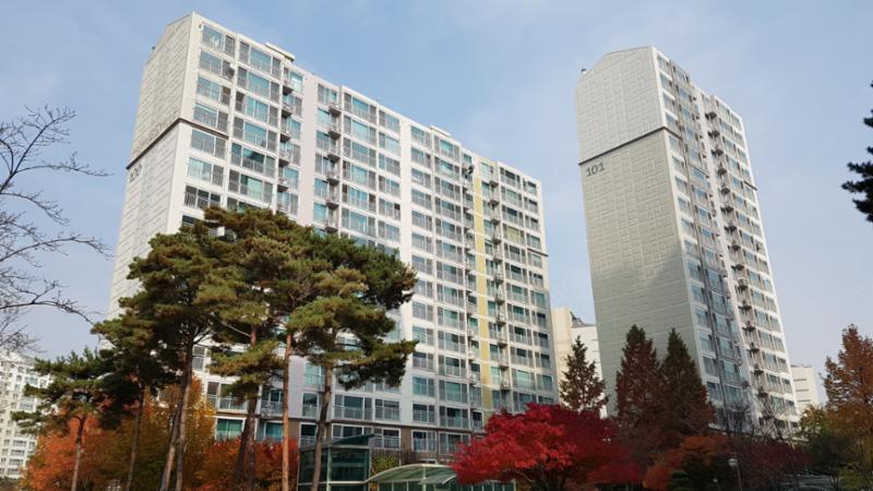 2007년도에 입주한 단지로 깔끔한 외관과 디자인이 돋보이는 버들치마을경남아너스빌1차에요