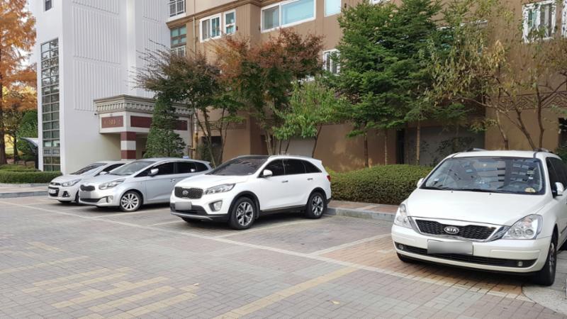 단지 내 지상주차장 모습이에요