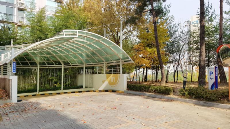 교통 반사경과 출차주의 경보음이 설치되어 있어 입주민들에게 보다 편리한 주차환경을 제공하는 지하 주차장 출입구에요