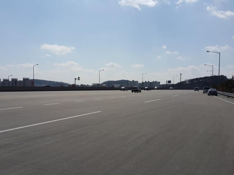 차량 이용시 용인서울고속도로 등을 이용하여 빠르게 주요 업무지구에 도달할 수 있도록 도로망이 인접해 있어 출퇴근이 편리합니다