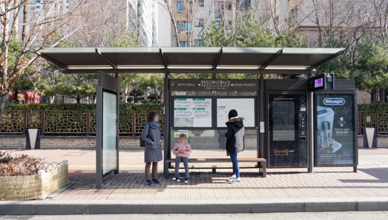 단지 앞에 위치한 버스정류장 입니다
