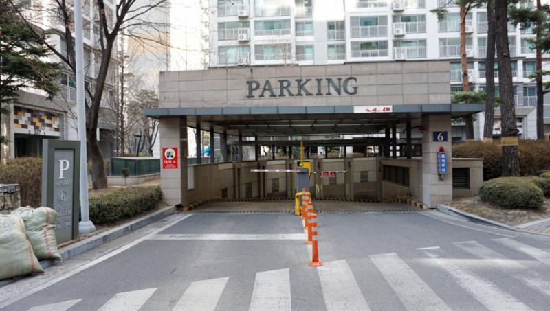 트리지움의 단지 내 지하주차장 출입구에요