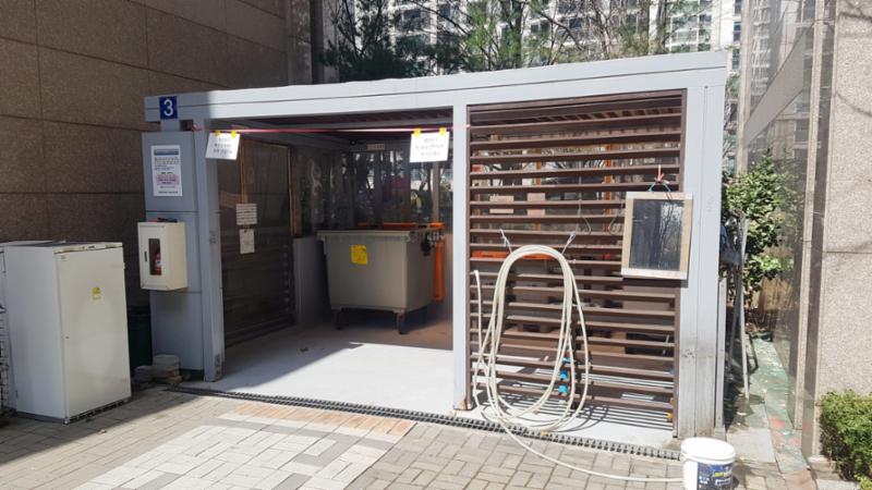주민들의 이동 경로를 배려해 주차장 외진곳에 마련된 분리수거장 입니다