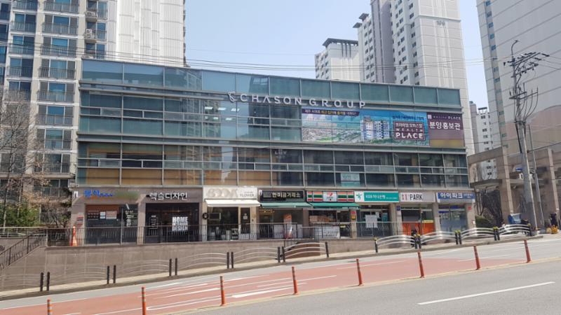 단지 내 상가가 배치되어 있고 다양한 업종의 상가들이 입점해  입주민들이 멀리 가지 않아도 편리하게 이용할 수 있도록 신경 쓴 모습 이에요