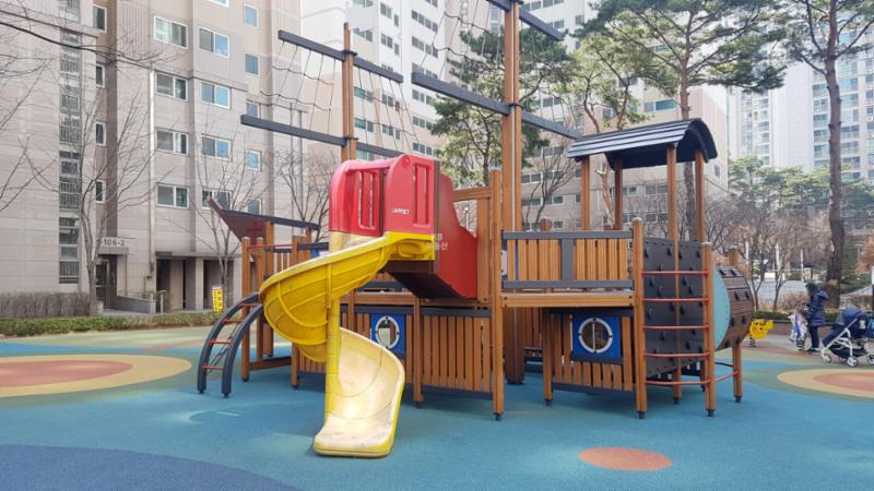 밝은 분위기로 꾸며진 단지 내 놀이터에요