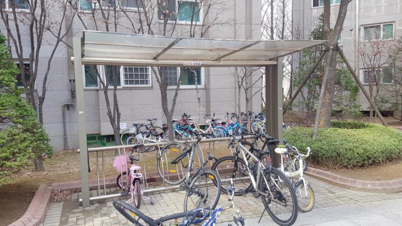 자전거를 이용하는 입주민들의 편의를 위한 설치된 단지 내 공용 자전거 보관소에요