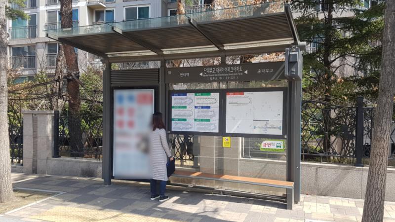 단지 앞에 버스정류장이 위치하고 있어, 이용이 편리하고 다수의 노선이 존재해 출퇴근시 이용이 매우 용이합니다