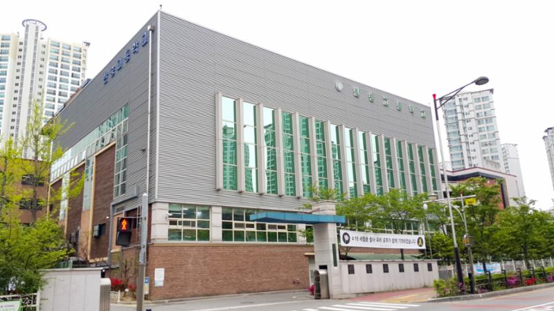 단지와 인접해 있는 반송고등학교입니다