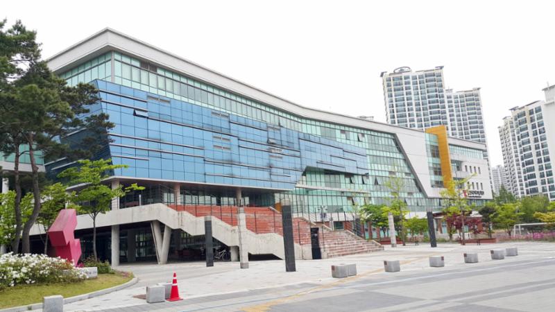 단지 주변에 위치한 동탄국제고등학교입니다