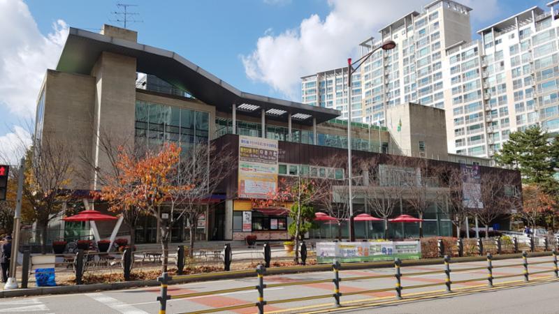 단지 주변에 위치한 동탄2동주민센터입니다