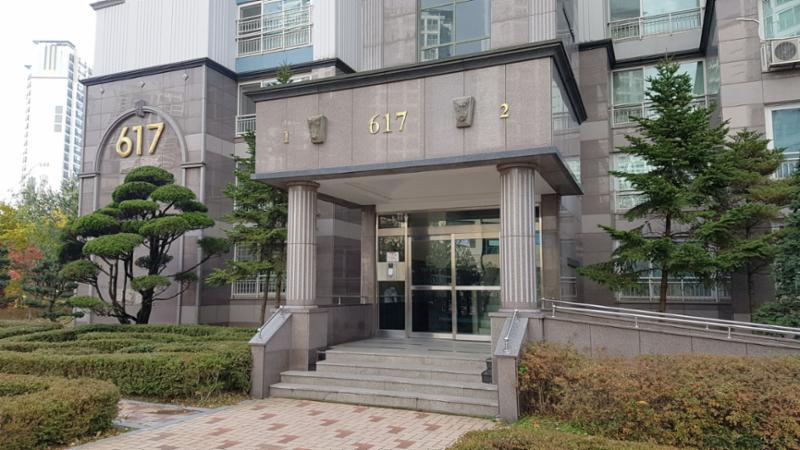 고급스러운 디자인의 공용현관 입구이에요