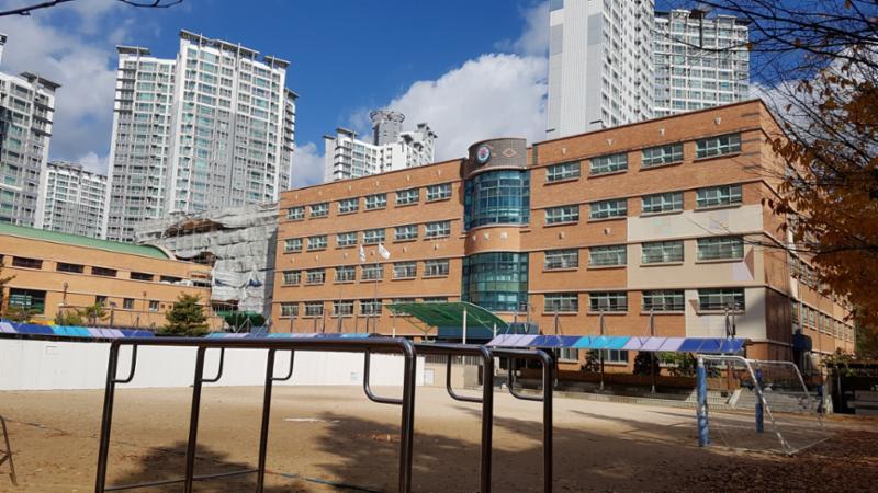 단지 주변에 위치해 도보로 통학할 수 있는 솔빛초등학교입니다