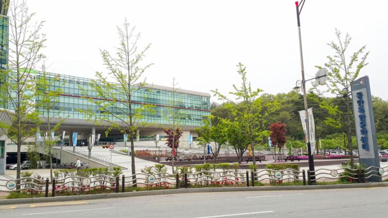 단지 주변에 위치한 동탄복합문화센터입니다