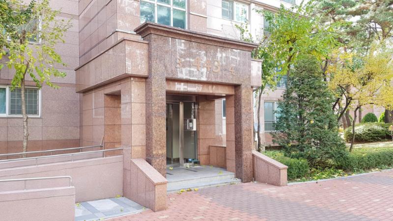 고급스러운 디자인의 공용현관 입구에요