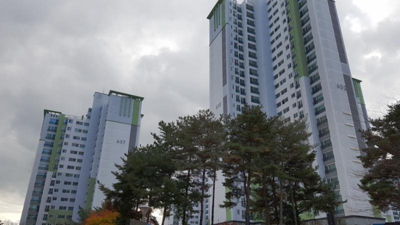 독특하고 개성있는 동탄나루마을월드메르디앙반도유보라1차 아파트 단지 외형이에요