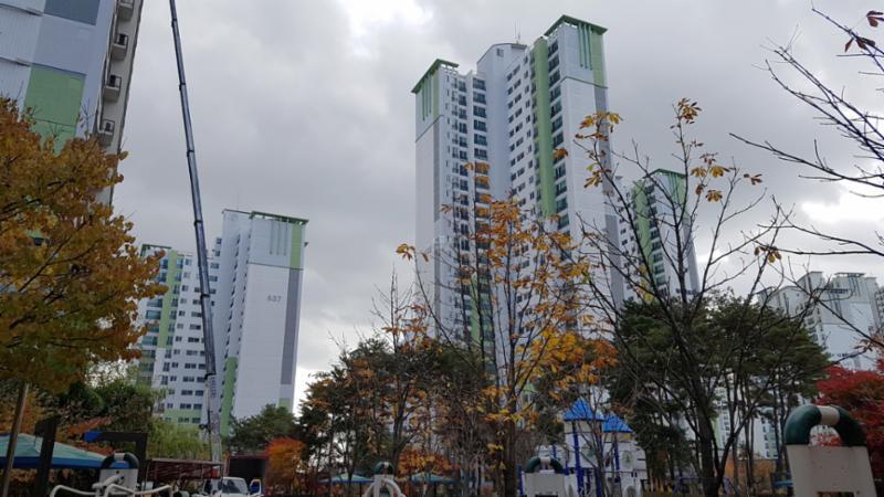 636동 동탄나루마을월드메르디앙반도유보라1차 아파트 단지 전경이에요