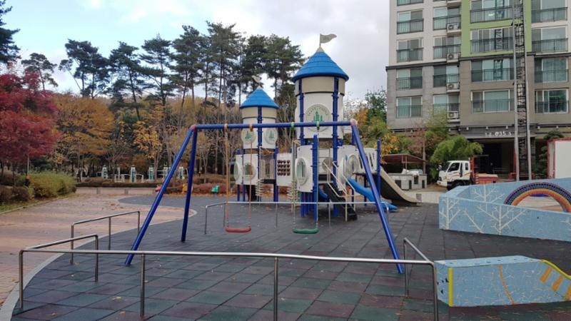 단지 내에 위치한 어린이 놀이터 모습이에요