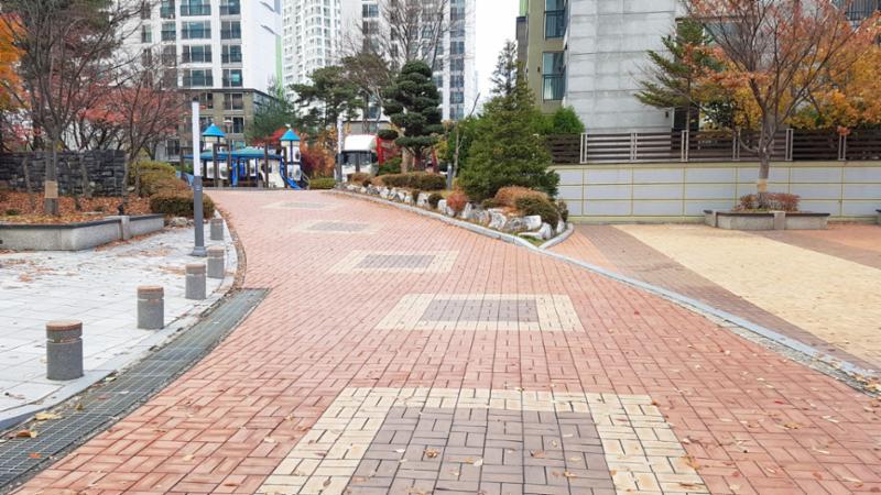 식사 후 산책하기도 좋고, 반려견을 산책시킬 때도 좋은 단지 내 보행로네요