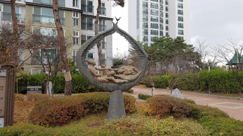 단지 곳곳에 잘 관리된 화단과 다양한 조형물이 갖춰져 있어 보는 재미가 있는 단지 전경이에요