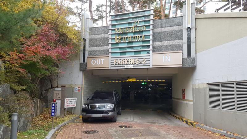 동탄나루마을월드메르디앙반도유보라1차 아파트 단지 주차장이에요