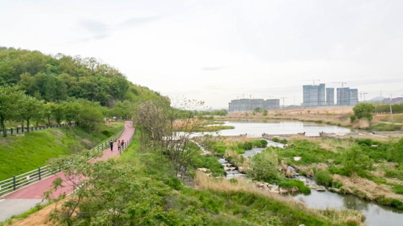 풍부한 녹지공간의 오산천변입니다