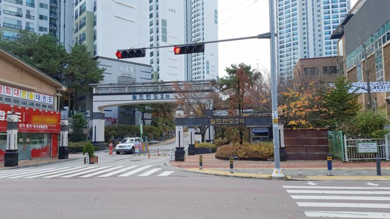649동 동탄나루마을월드메르디앙반도유보라2차 아파트 정문이에요
