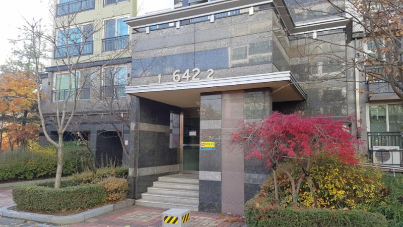 고급스러운 디자인의 공용현관 입구이에요