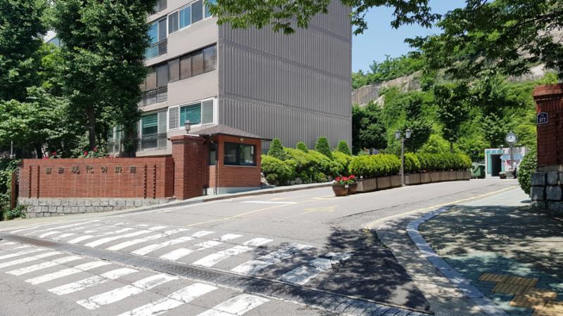 현대아파트 정문이에요