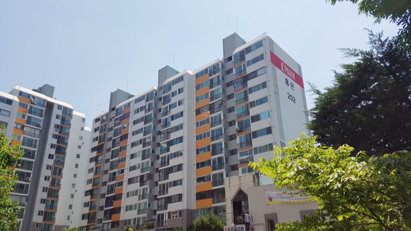 전체적으로 화사하면서도 세련된 외관을 선보이는 단지 전경이에요