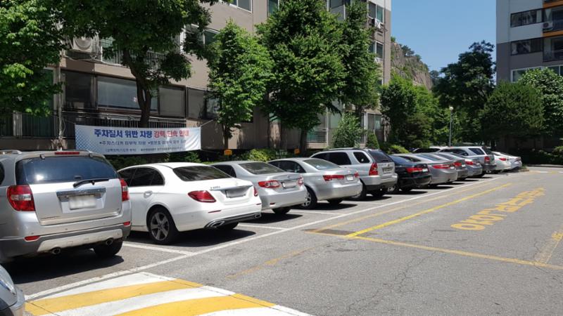 현대아파트의 지상주차장이에요